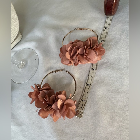 Large hoops with clusters of mauve fabric flowers - Picture 3 of 7